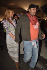 Vikram Chatwal arrives in India with gf in Mumbai Airport on 17th March 2012 (19).JPG